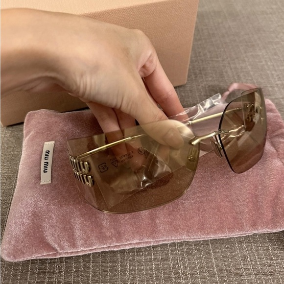 NWT Miu Miu Runway Sunglasses in Rose Gold - Picture 3 of 6